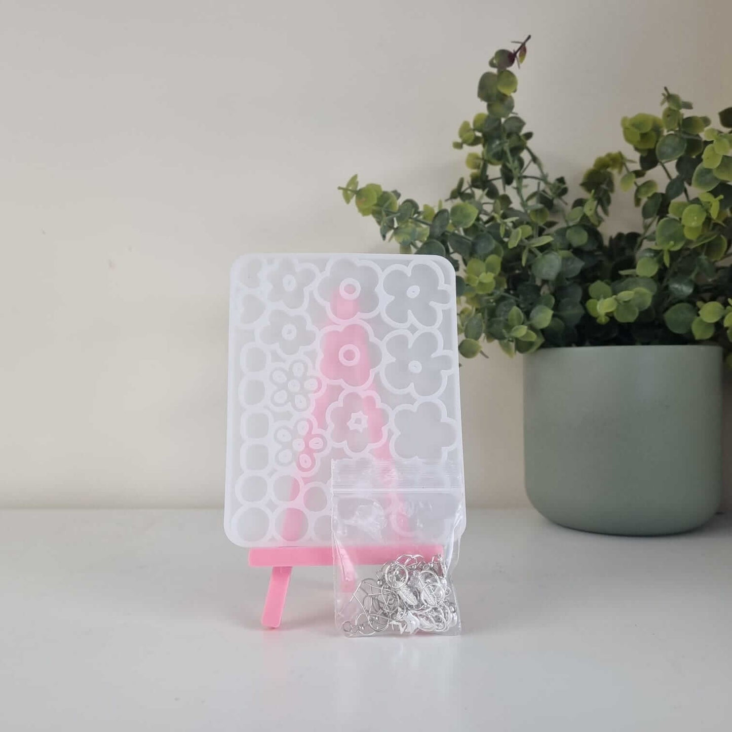 Silicone Moulds for Resin Crafts: Blooming Daisy Delight Jewellery Mould with Findings!