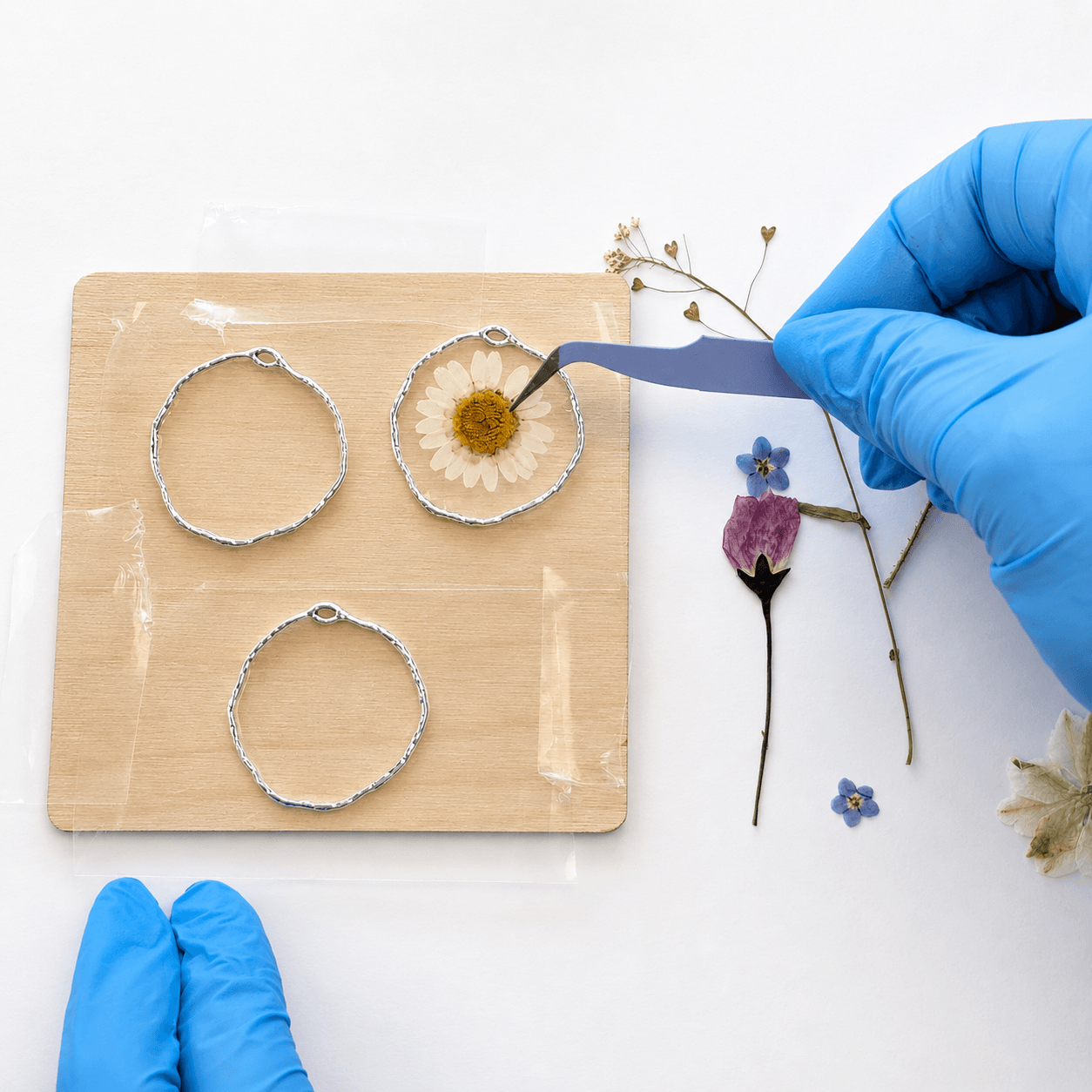 learn resin, resin flowers, dry flowers in resin, resin craft kit, pressed flowers in resin, 