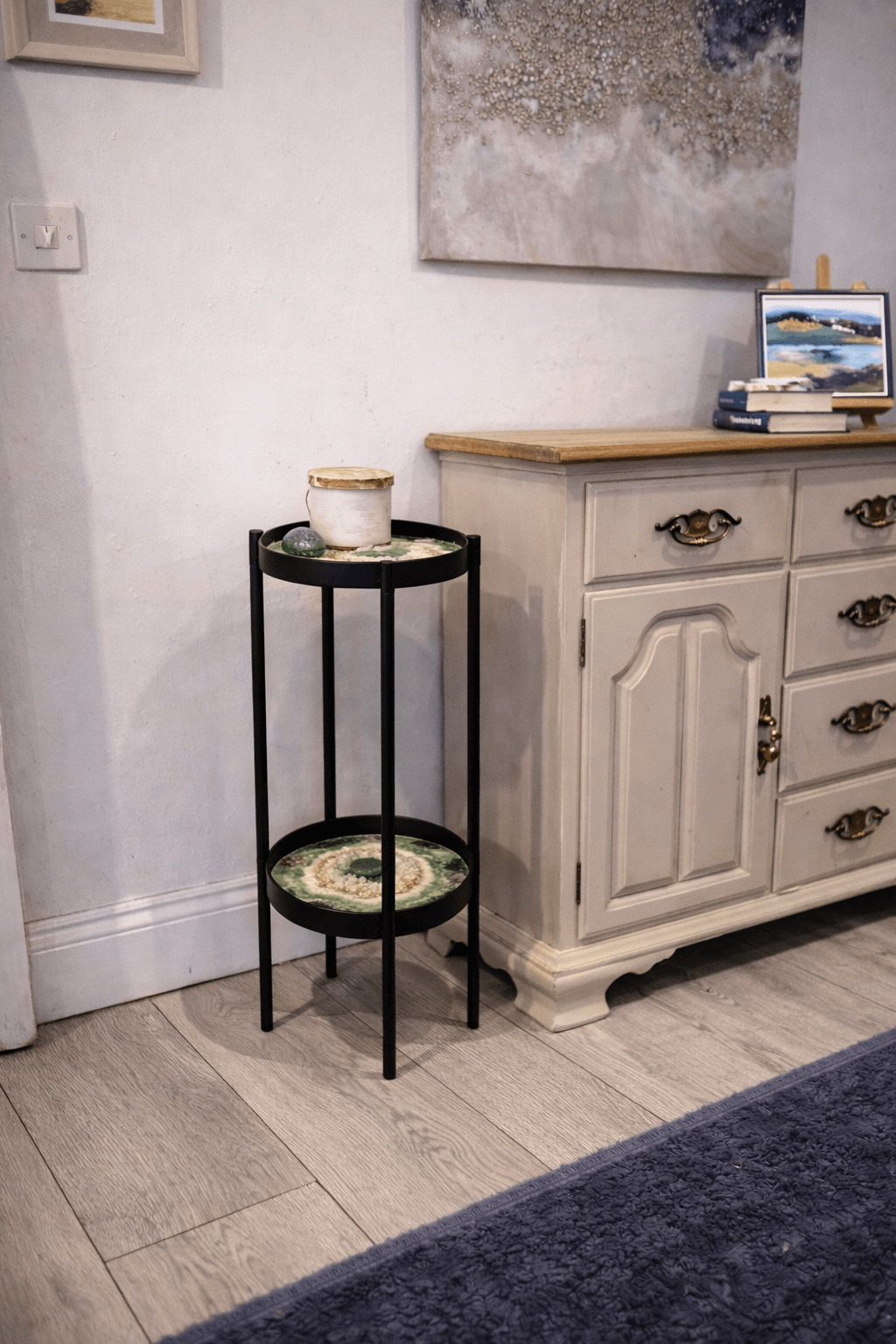 Plant stand table in living room made from resin - learn this