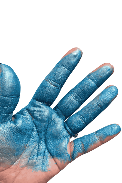 Blue mica powder in hand