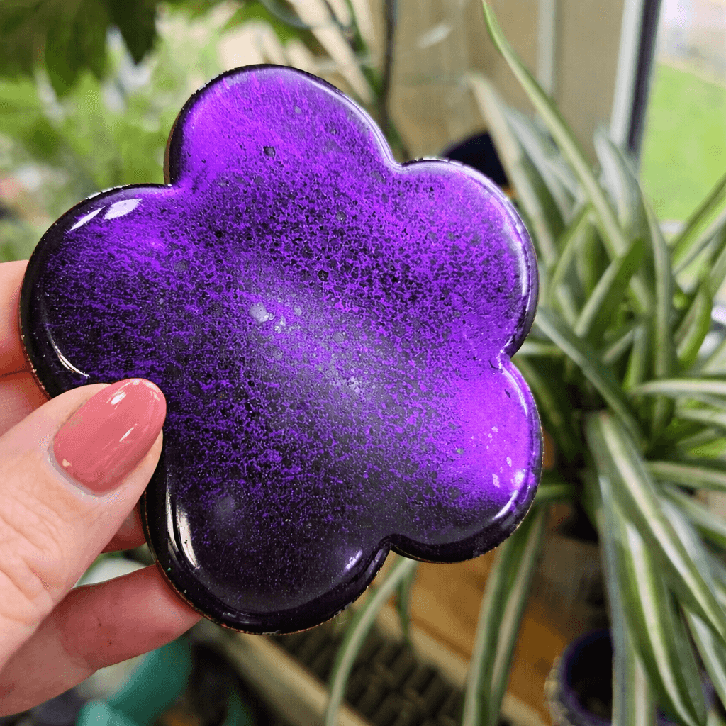 Glossy resin flower finished with Secret Violet ghost mica, showing a soft violet colour-shift interference on a dark base.
